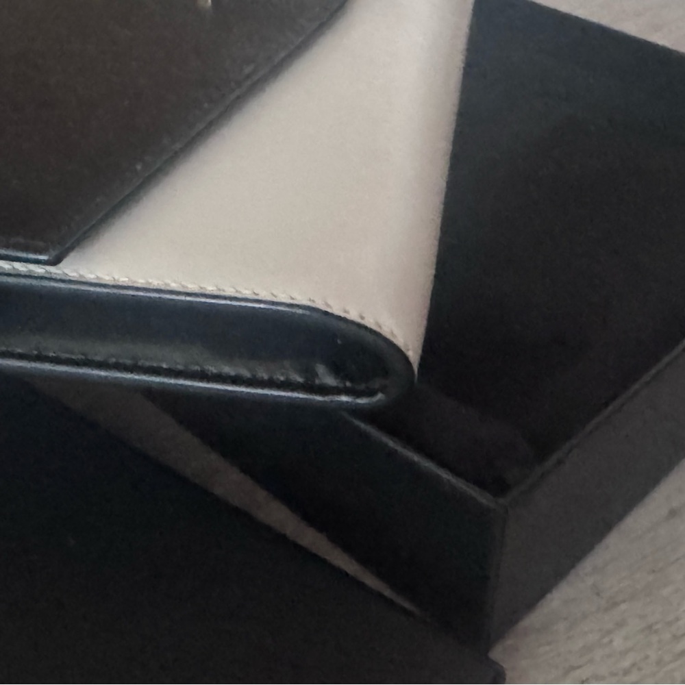 Saint Laurent YSL Uptown Wallet on Chain - Crema / Nero - Gold Hardware - Picture 10 of 12